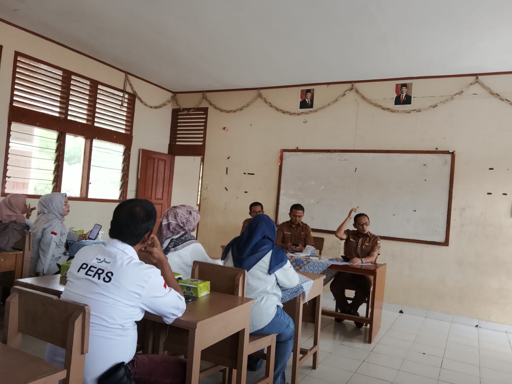 Sekretaris Dinas KUKMP Tanah Datar, Busnika Hamdi, ST, MT, didampingi Kepala Bidang Koperasi dan Usaha Mikro, Doni, SE, serta Sekretaris Dinas Kominfo saat jumpa pers. (chandra antoni)